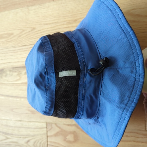 Columbia. Youth Sized Adjustable / Stretch Bucket Hat. - Picture 4 of 8